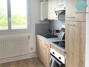 Jääkaappi, mikroaaltouuni, uuni, kahvin-/teenkeitin