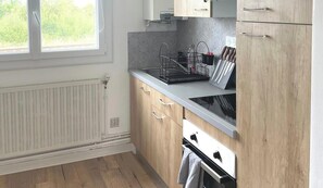 Jääkaappi, mikroaaltouuni, uuni, kahvin-/teenkeitin