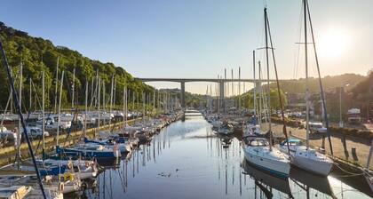 Pleasant 2-room apartment close to shops and train