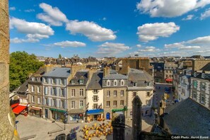 Unclassified image, 4 of 19, button