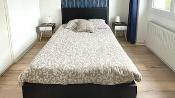 1 habitación, tabla de planchar con plancha, cuna de viaje y wifi