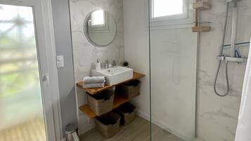 Shower, hair dryer, towels