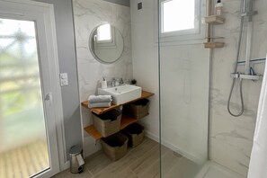 Shower, hair dryer, towels