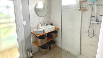 Een douche, een haardroger, handdoeken