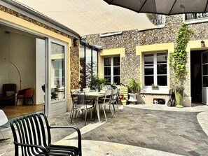 Outdoor dining - House in the Heart of Versailles, Indoor Pool, Private Cinema, Gym (VERSAILLES)