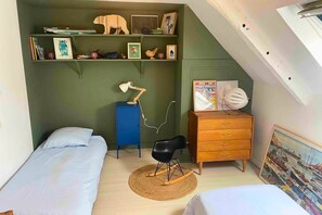 3 bedrooms, desk, Internet, bed sheets