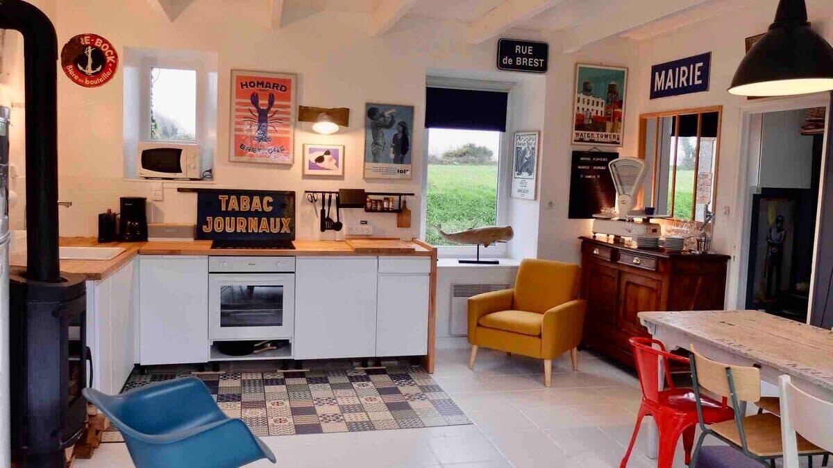 Fridge, microwave, oven, coffee/tea maker