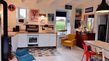 Fridge, microwave, oven, coffee/tea maker