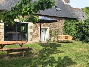 Outdoor dining - Charming stone house - Between land and sea (Gommenec'h)