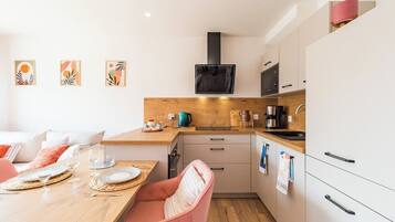 Een koelkast, een microgolfoven, een oven, een vaatwasser