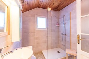 Shower - Fishermen's house with sea and Brehat views (Ploubazlanec)