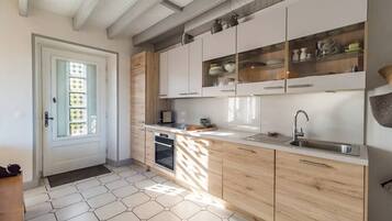 Cafetera y tetera, refrigerador, microondas y horno