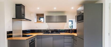 Frigorífico, microondas, horno y lavavajillas