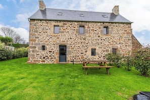 Exterior - Manoir de Kervegan: Le Logis du Grand Couchant (Lannion)