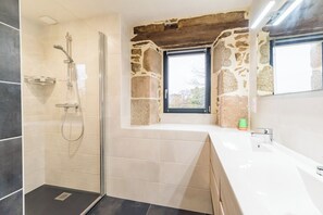 Dusche, Haartrockner, Handtücher