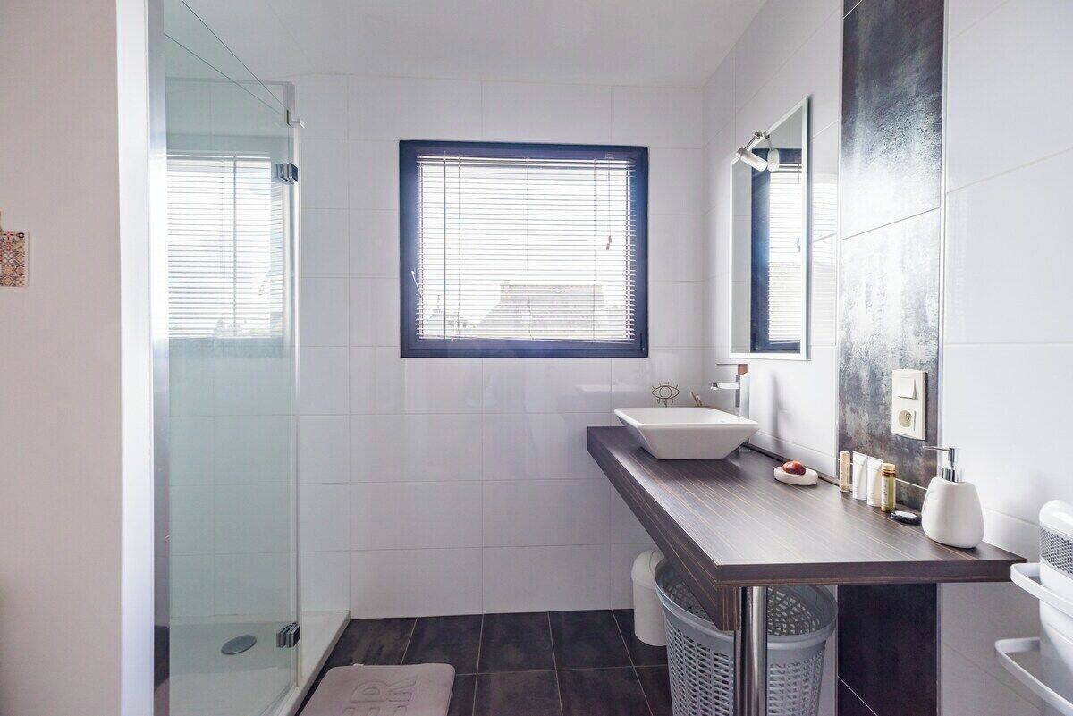 Douche, sèche-cheveux, serviettes fournies