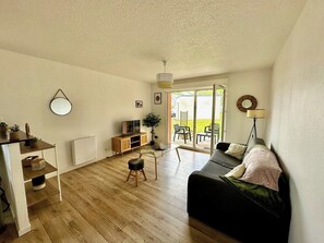 TV - New apartment near Guingamp (Ploumagoar)