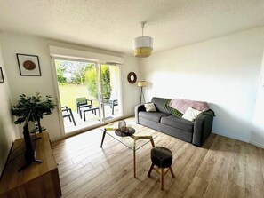 TV - New apartment near Guingamp (Ploumagoar)