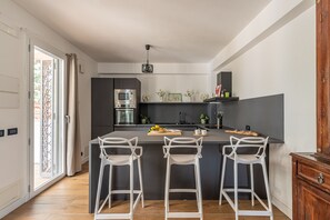 Kühlschrank, Mikrowelle, Ofen, Geschirrspüler