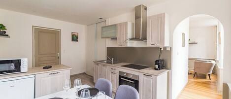 Fridge, microwave, oven, coffee/tea maker