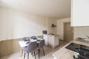 冷蔵庫、電子レンジ、オーブン、コーヒー / ティーメーカー