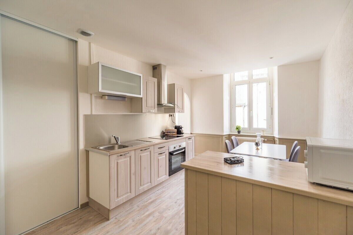 Een koelkast, een microgolfoven, een oven