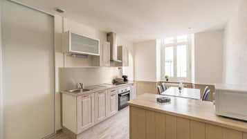 Fridge, microwave, oven, coffee/tea maker