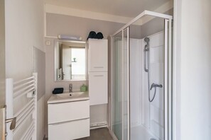 Shower, hair dryer, towels - Guingamp centre, agreable T2 (Guingamp)