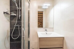 Dusche, Haartrockner, Handtücher