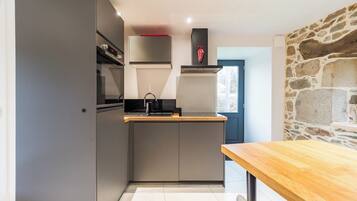 Fridge, oven, dishwasher, coffee/tea maker