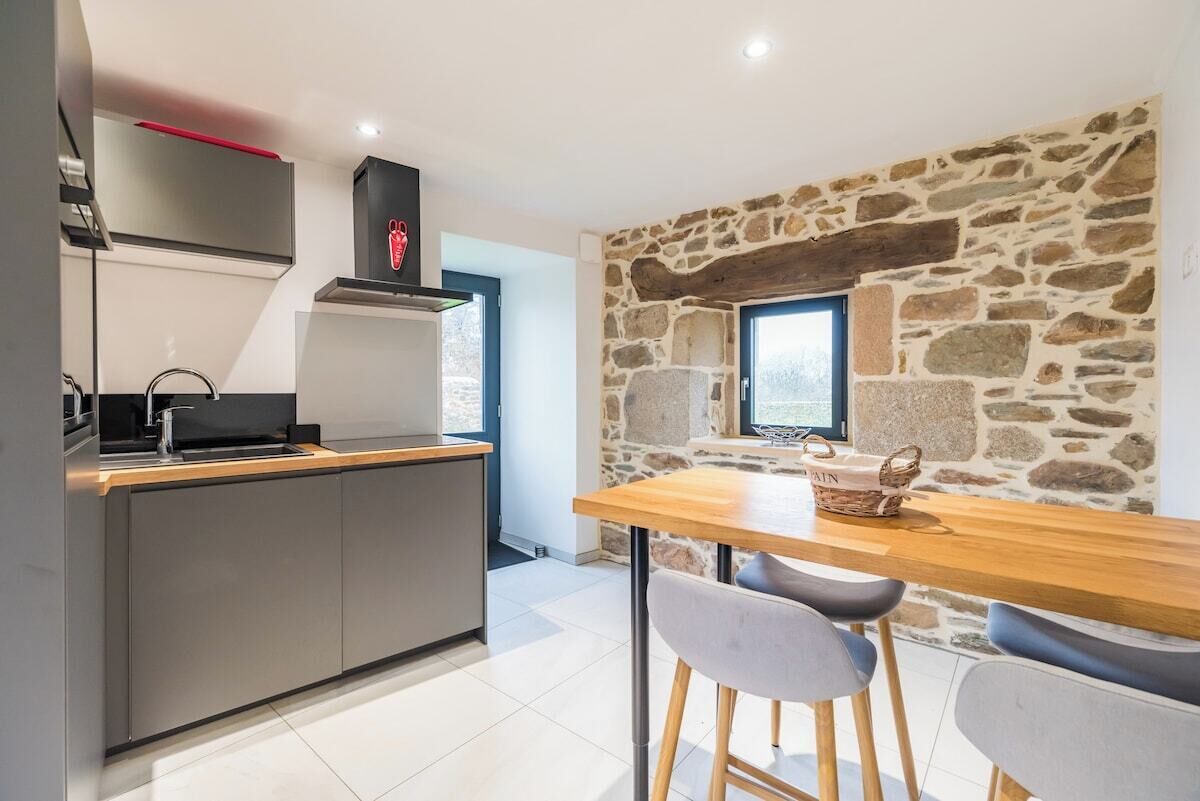 Kühlschrank, Ofen, Geschirrspüler, Wasserkocher mit Kaffee-/Teezubehör