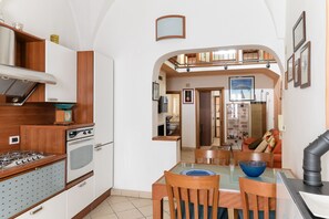 Een koelkast, een oven, een koffiezetapparaat/waterkoker