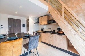 Kylskåp, mikrovågsugn, ugn och diskmaskin