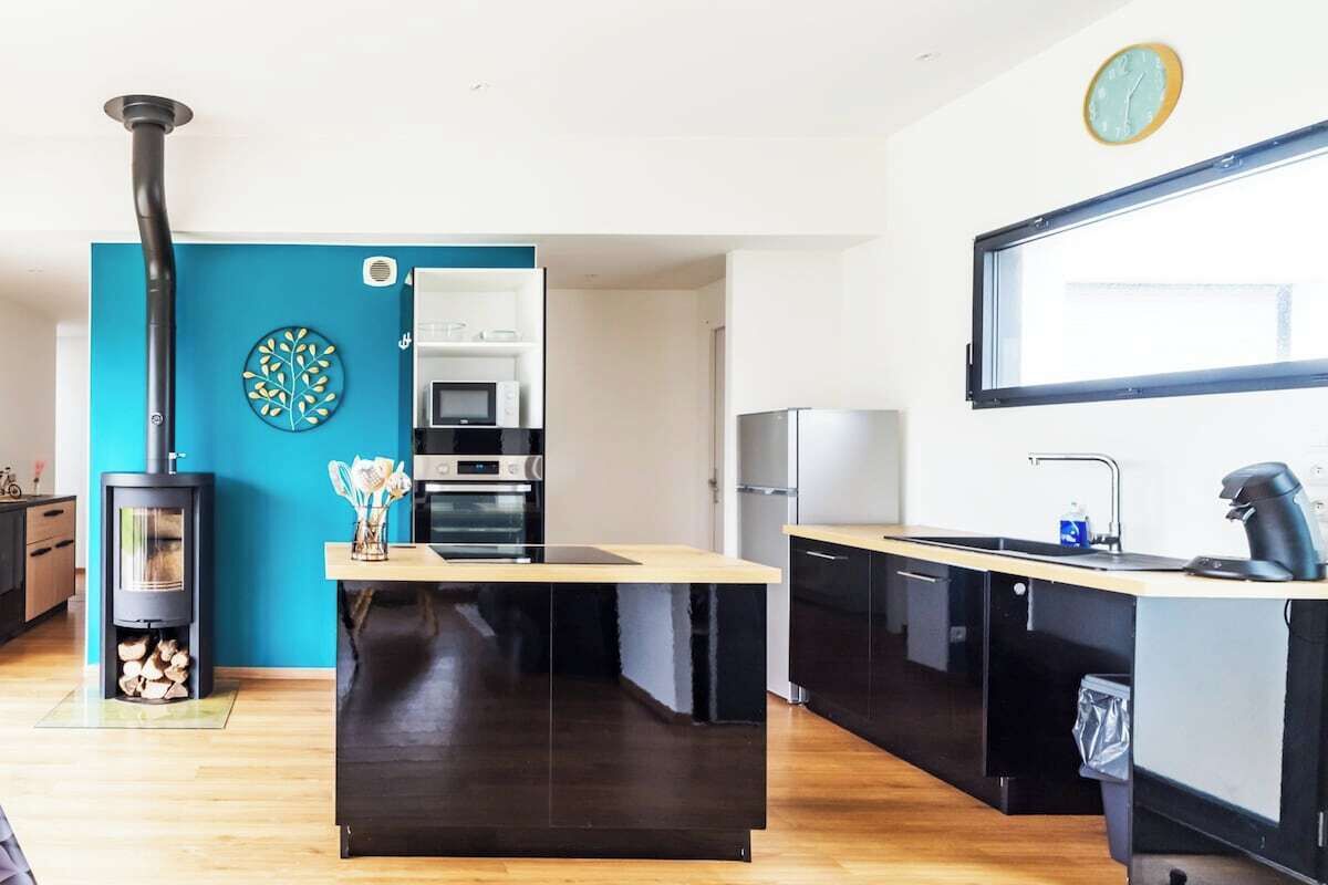 Een koelkast, een microgolfoven, een oven, een vaatwasser