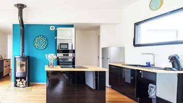 Een koelkast, een microgolfoven, een oven, een vaatwasser