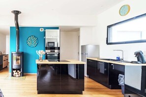 Een koelkast, een microgolfoven, een oven, een vaatwasser