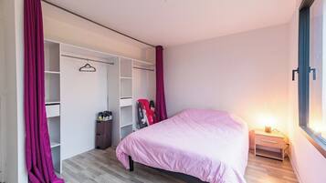 3 slaapkamers, een strijkplank/strijkijzer, reisbedje, wifi