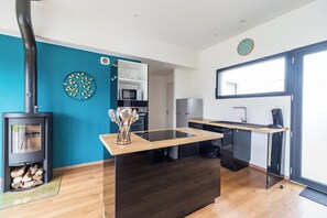 Fridge, microwave, oven, dishwasher - Family home in Trégastel – close to the beaches (Trégastel)