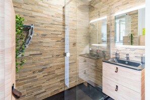 Shower, hair dryer, towels