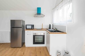 Fridge, microwave, oven, coffee/tea maker