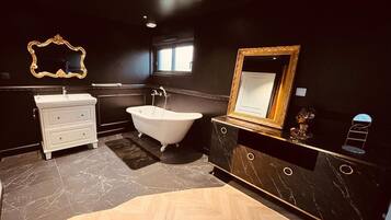 Een douche, een haardroger, handdoeken