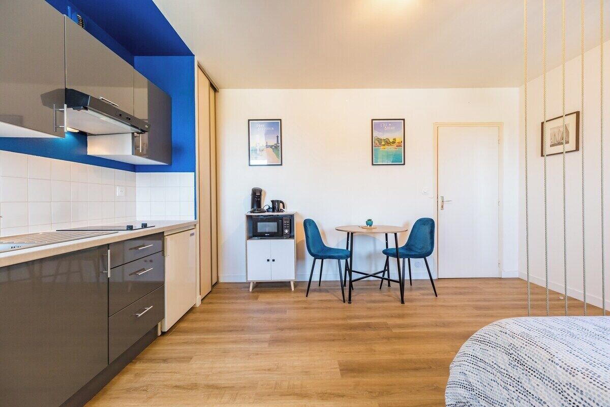 Een koelkast, een microgolfoven, een koffiezetapparaat/waterkoker