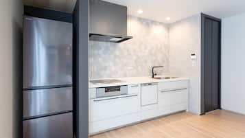 Casa ejecutiva | Cocina privada | Refrigerador con congelador, microondas, parrilla de estufa y tostadora