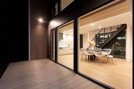 Fachada de la propiedad por la tarde o noche