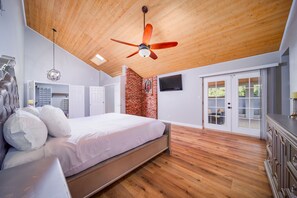 6 slaapkamers, een strijkplank/strijkijzer, gratis wifi, beddengoed