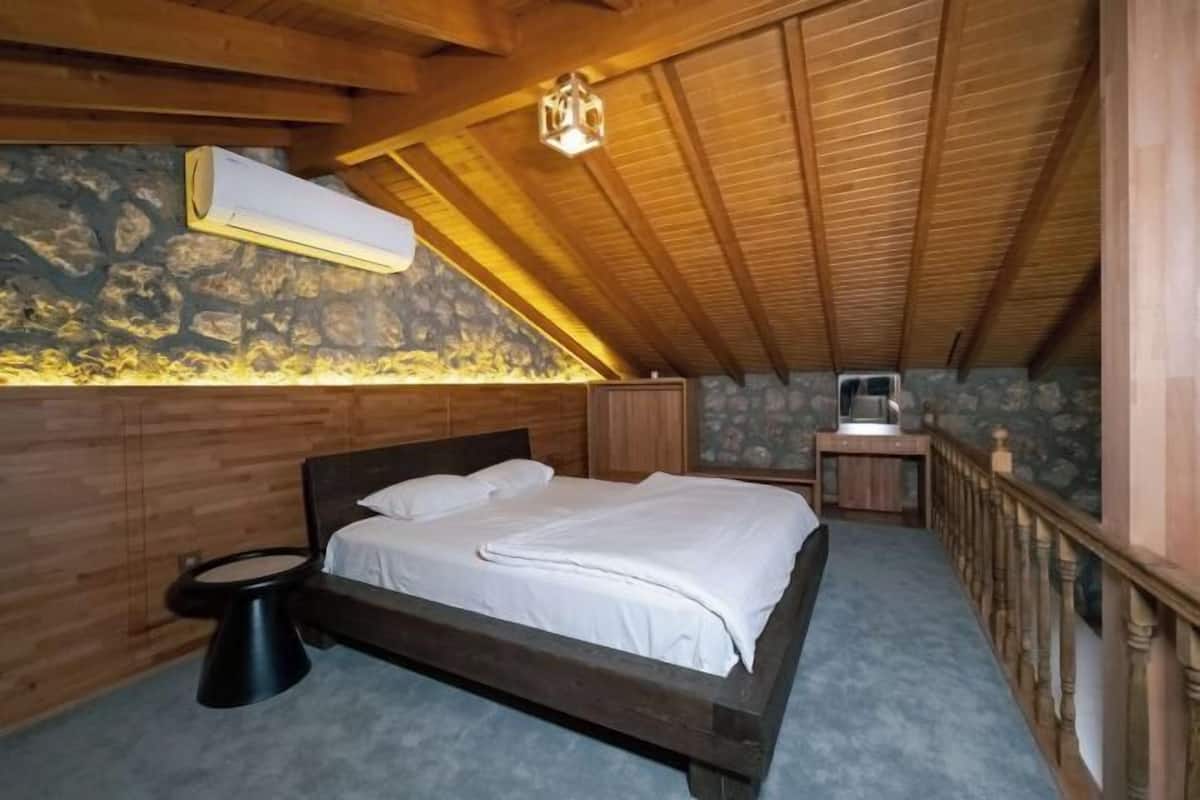 Egyptian cotton sheets, premium bedding, minibar, desk