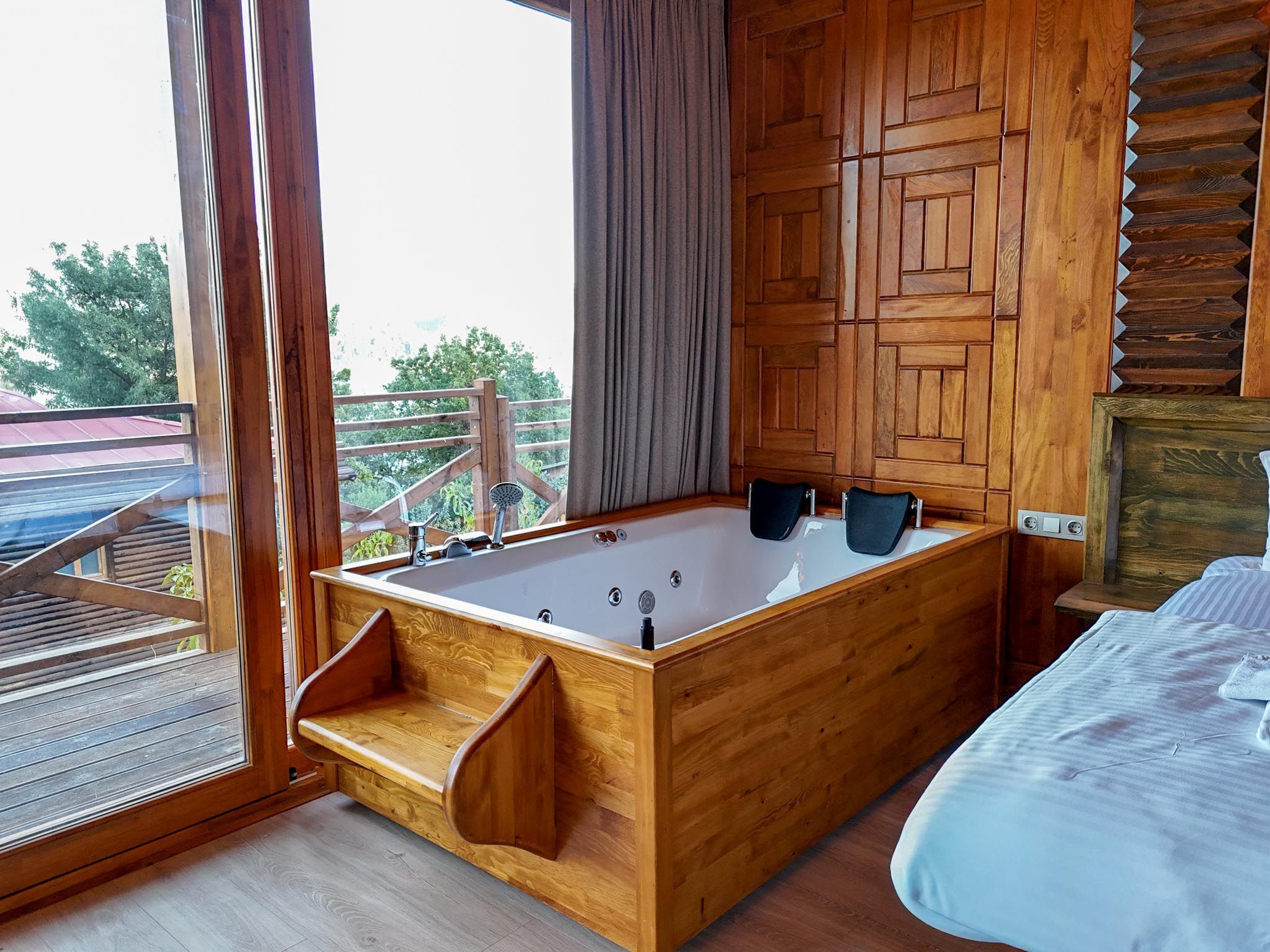 Tree House Romantique, 1 chambre, cheminée, vue lac | Salle de bain | Douche, articles de toilette gratuits, sèche-cheveux, chaussons