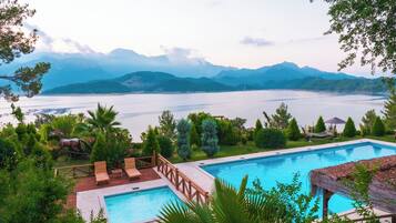 Kolam renang outdoor musiman