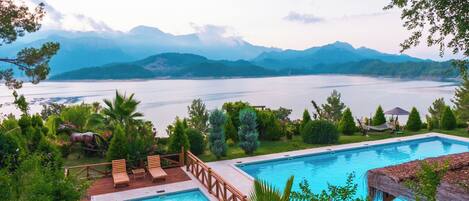 Piscine extérieure en saison