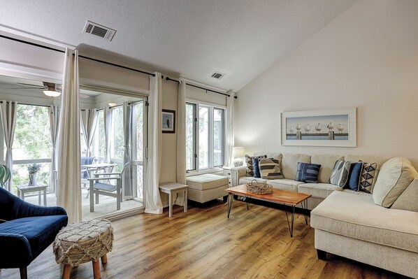 TV - 146 Windward Village - Shipyard - 2 Bed 2.5 Bath- Hilton Head Rentals (Hilton Head Island)